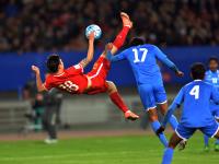 IM电竞官网首页-足球赛场精彩争夺，球队展现强大气势