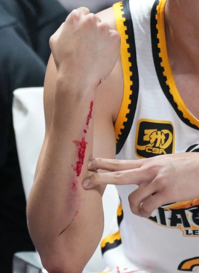 上海绿地极限逆转，客场-击败辽足