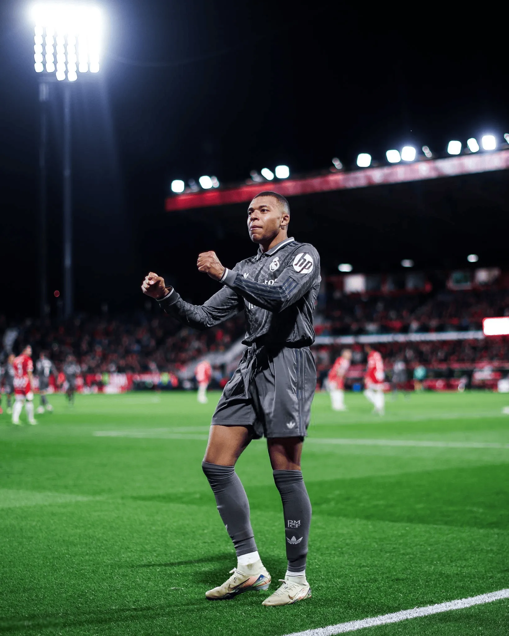 法国传奇球员在比赛中展现出强大实力