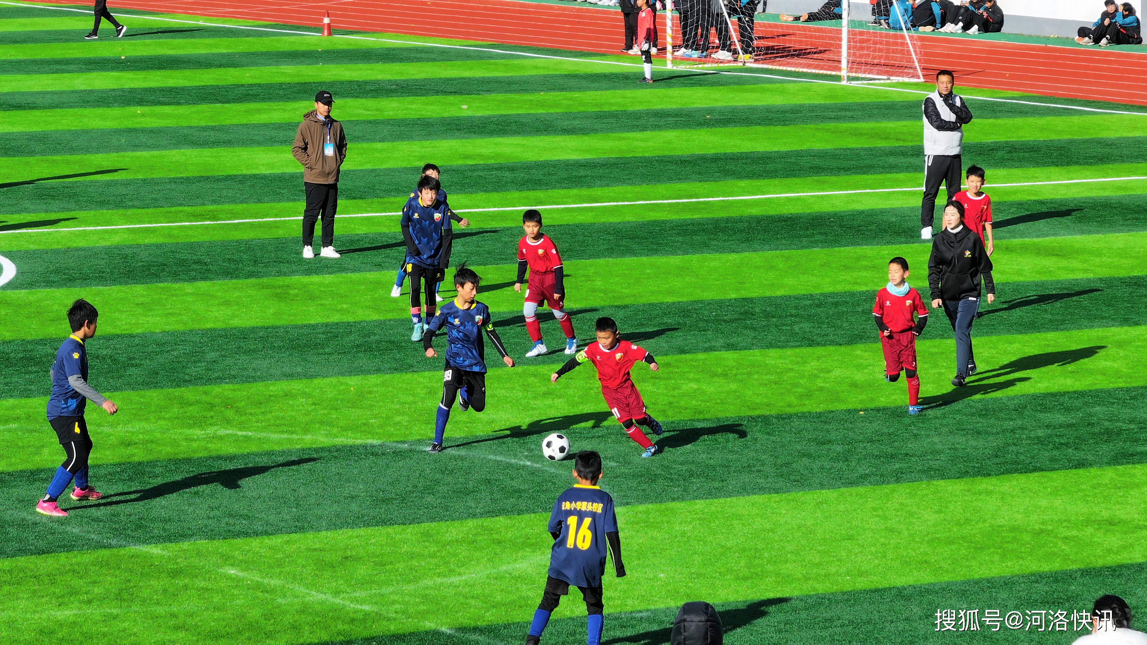 中国足球比赛火爆热播，球员表现逐渐成熟