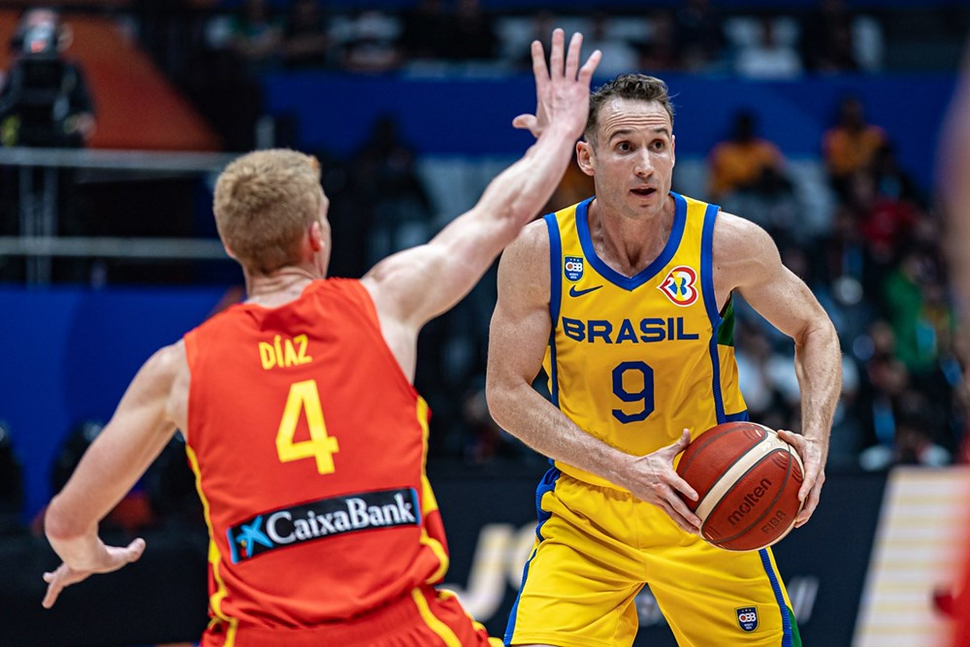 西班牙队在国际篮球场上一展身手