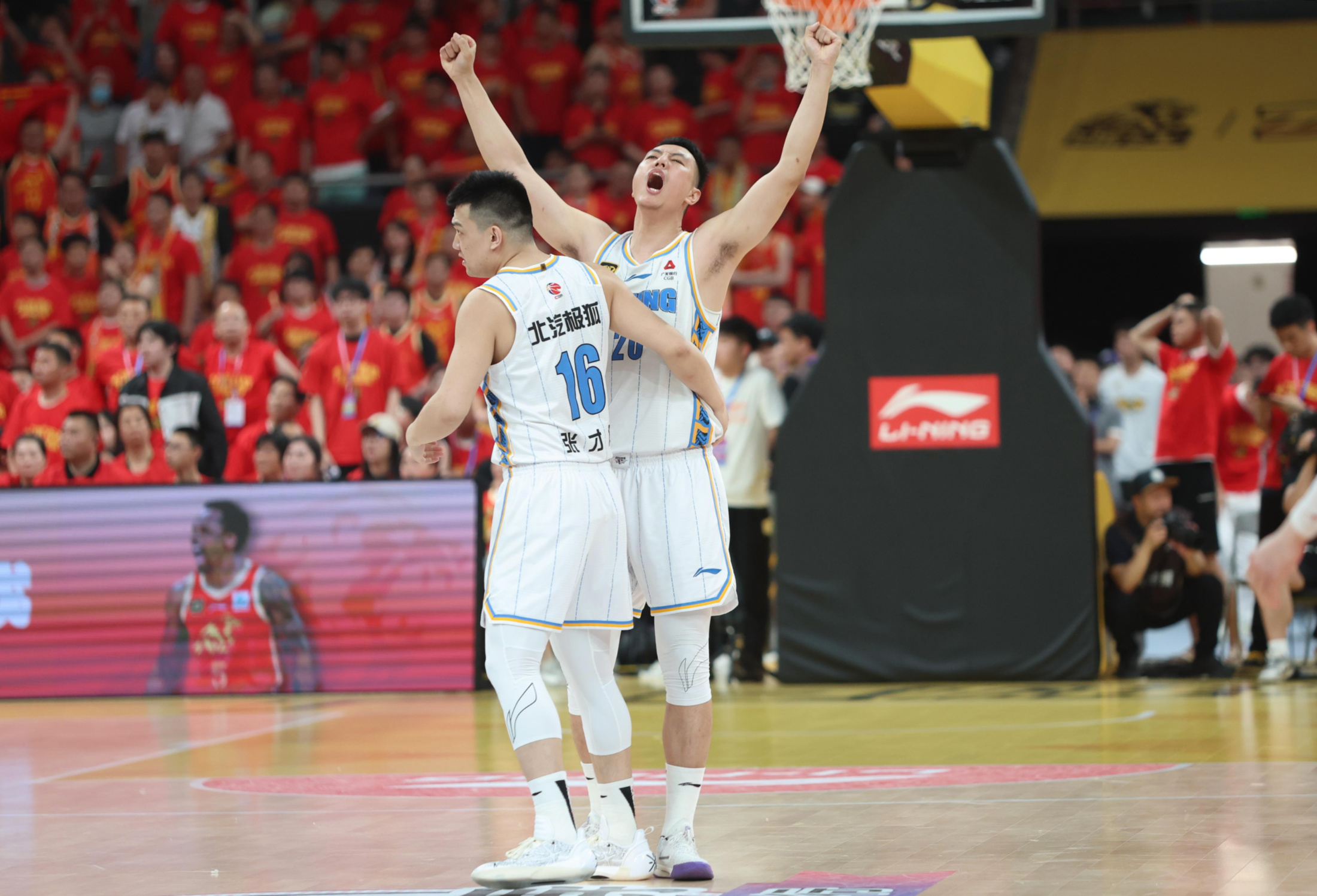 顶级球队实力碰撞,赛场内外都是精彩 顶级球队实力碰撞,赛场内外都是精彩