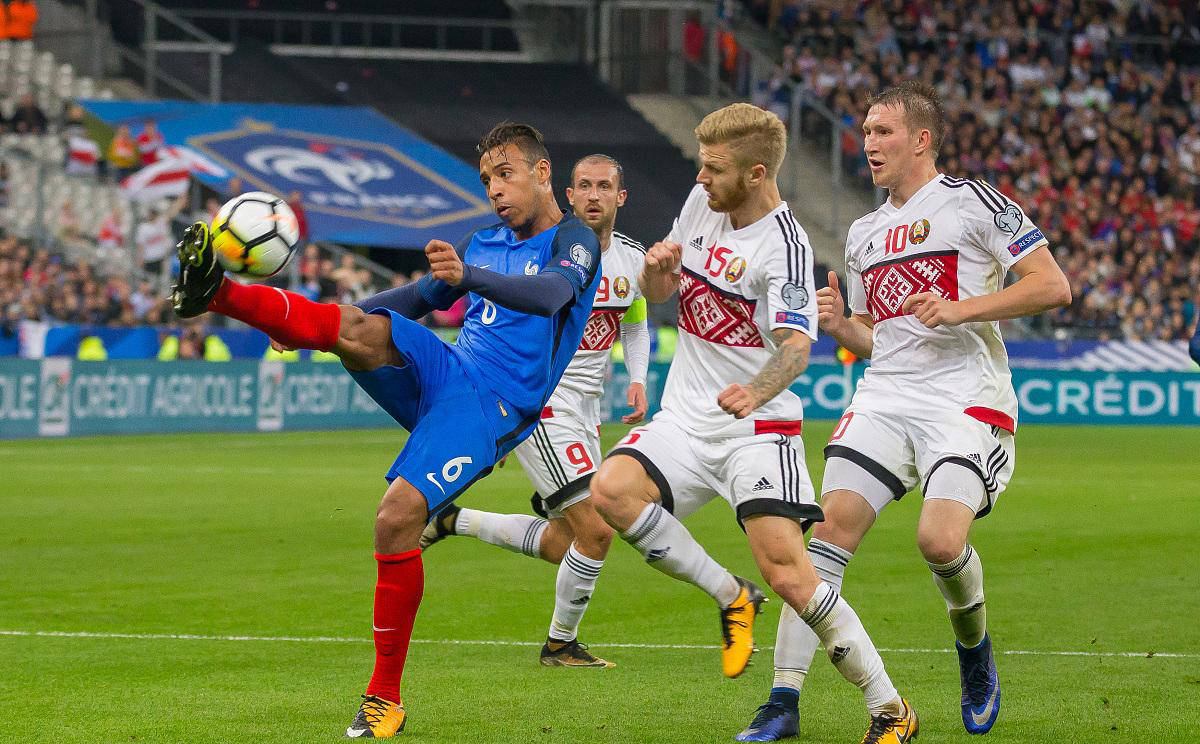 包含里昂客场战平阿尔克马尔，保持不败纪录的词条