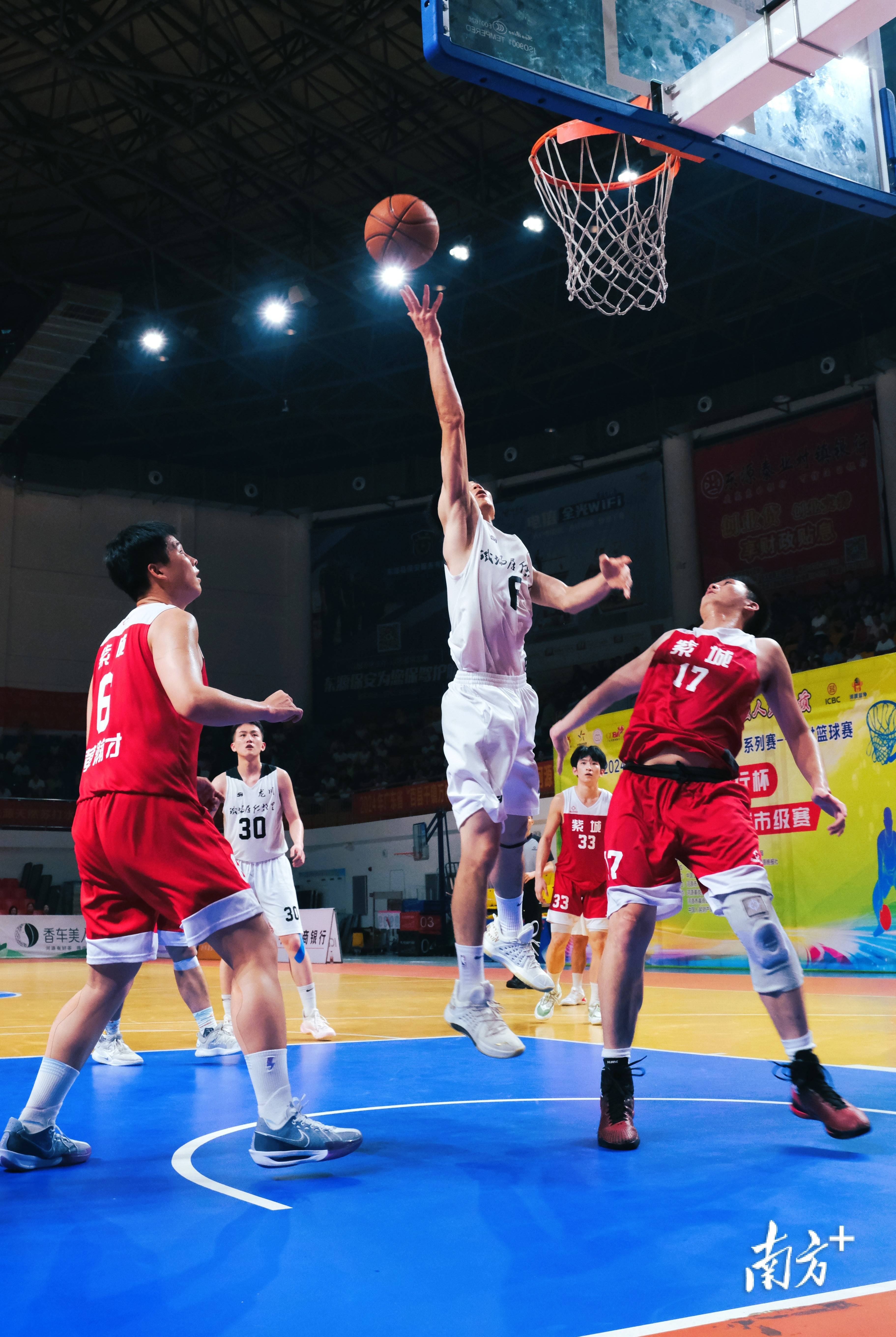 关于篮球比赛战况激烈,球队表现积极的信息 关于篮球比赛战况激烈,球队表现积极的信息