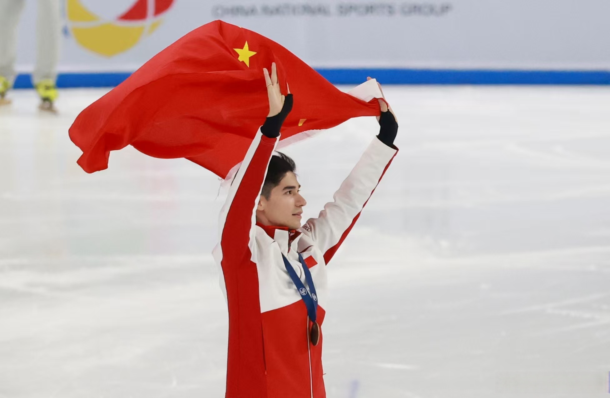 包含加拿大轮滑运动员飞驰赛道，迎来荣耀的词条