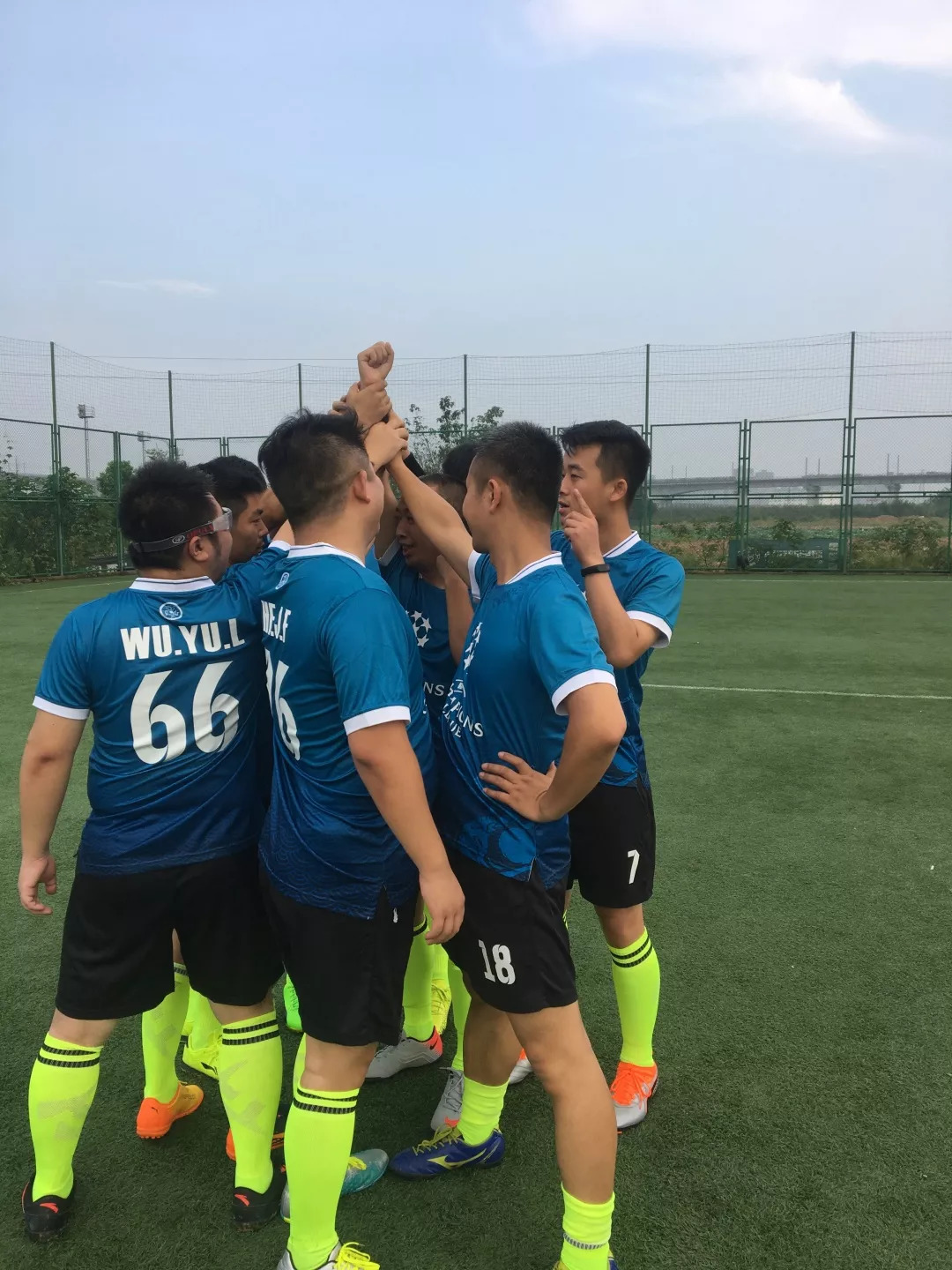 包含激烈战役!球队依靠团队精神赢得胜利的词条 包含激烈战役!球队依靠团队精神赢得胜利的词条